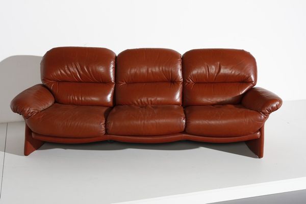 MANIFATTURA ITALIANA : Divano e coppia di poltrone  - Asta Asta 364 | DESIGN E ARTI DECORATIVE DEL NOVECENTO - DESIGN (Online) Online - Associazione Nazionale - Case d'Asta italiane