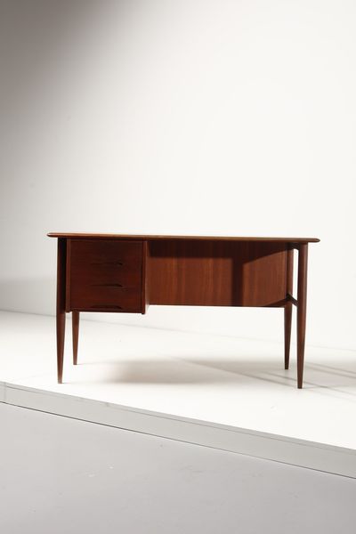 VODDER ARNE  (1926 - 2009) : Scrittoio con poltroncina  - Asta Asta 364 | DESIGN E ARTI DECORATIVE DEL NOVECENTO - DESIGN (Online) Online - Associazione Nazionale - Case d'Asta italiane