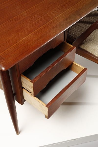 VODDER ARNE  (1926 - 2009) : Scrittoio con poltroncina  - Asta Asta 364 | DESIGN E ARTI DECORATIVE DEL NOVECENTO - DESIGN (Online) Online - Associazione Nazionale - Case d'Asta italiane