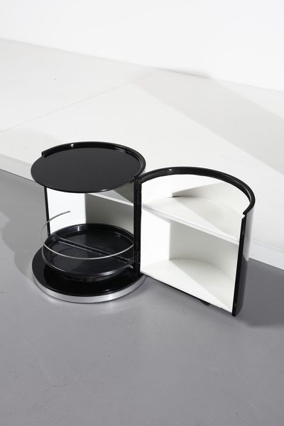 RIZZO WILLY (1928 - 2013) : Coppia di comodini Ghost per Mario Sabot  - Asta Asta 364 | DESIGN E ARTI DECORATIVE DEL NOVECENTO - DESIGN (Online) Online - Associazione Nazionale - Case d'Asta italiane