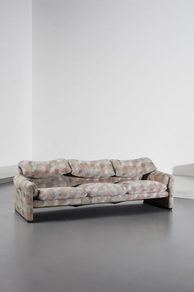 MAGISTRETTI VICO (1920 - 2006) : Coppia di divani Maralunga per Cassina  - Asta Asta 364 | DESIGN E ARTI DECORATIVE DEL NOVECENTO - DESIGN (Online) Online - Associazione Nazionale - Case d'Asta italiane