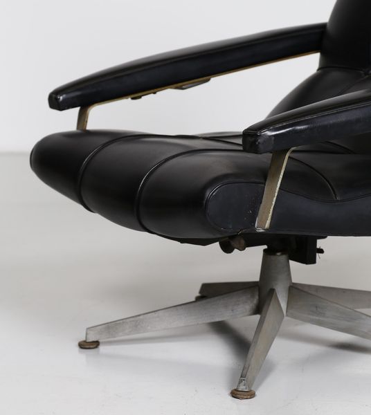 MANIFATTURA ITALIANA : Poltrona con ottomano  - Asta Asta 364 | DESIGN E ARTI DECORATIVE DEL NOVECENTO - DESIGN (Online) Online - Associazione Nazionale - Case d'Asta italiane