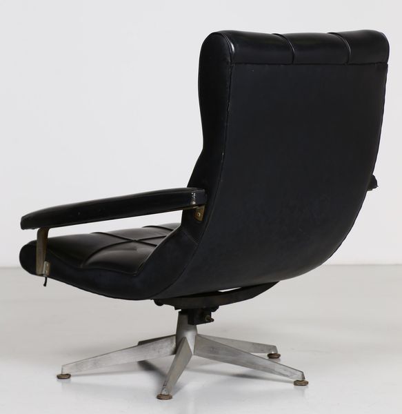 MANIFATTURA ITALIANA : Poltrona con ottomano  - Asta Asta 364 | DESIGN E ARTI DECORATIVE DEL NOVECENTO - DESIGN (Online) Online - Associazione Nazionale - Case d'Asta italiane