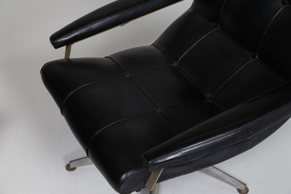 MANIFATTURA ITALIANA : Poltrona con ottomano  - Asta Asta 364 | DESIGN E ARTI DECORATIVE DEL NOVECENTO - DESIGN (Online) Online - Associazione Nazionale - Case d'Asta italiane