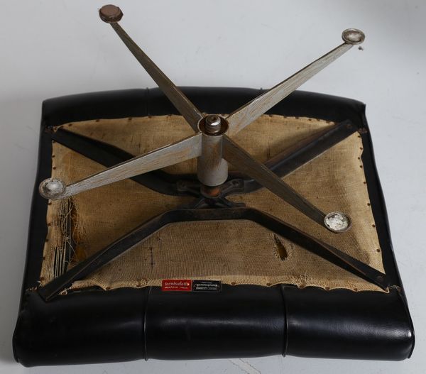 MANIFATTURA ITALIANA : Poltrona con ottomano  - Asta Asta 364 | DESIGN E ARTI DECORATIVE DEL NOVECENTO - DESIGN (Online) Online - Associazione Nazionale - Case d'Asta italiane