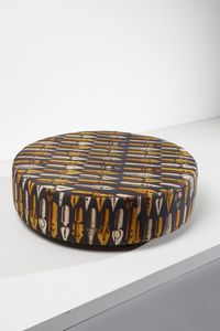 MANIFATTURA ITALIANA : Pouf con tessuto Fornasetti  - Asta Asta 364 | DESIGN E ARTI DECORATIVE DEL NOVECENTO - DESIGN (Online) Online - Associazione Nazionale - Case d'Asta italiane