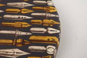 MANIFATTURA ITALIANA : Pouf con tessuto Fornasetti  - Asta Asta 364 | DESIGN E ARTI DECORATIVE DEL NOVECENTO - DESIGN (Online) Online - Associazione Nazionale - Case d'Asta italiane
