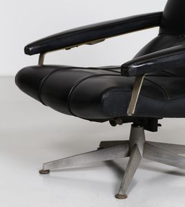 MANIFATTURA ITALIANA : Poltrona con ottomano  - Asta Asta 364 | DESIGN E ARTI DECORATIVE DEL NOVECENTO - DESIGN (Online) Online - Associazione Nazionale - Case d'Asta italiane