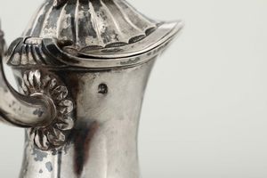 Versatoio in argento fuso, sbalzato e cesellato, probabilmente Germania, fine XVIII secolo.  - Asta Argenti da Collezione - Associazione Nazionale - Case d'Asta italiane