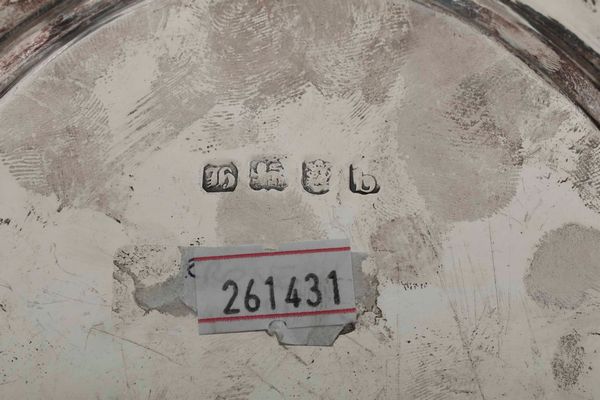 Salver. Argento fuso, sbalzato e cesellato. Marchi della città di Londra per l’anno 1777 e dell’argentiere (non identificato)  - Asta Argenti antichi  - Associazione Nazionale - Case d'Asta italiane