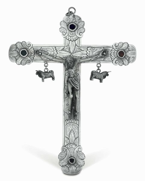 Crocifisso. Argento fuso e cesellato. Castoni con pietre colorate. Produzione coloniale sud americana (Per?) del XVIII secolo  - Asta Argenti antichi  - Associazione Nazionale - Case d'Asta italiane