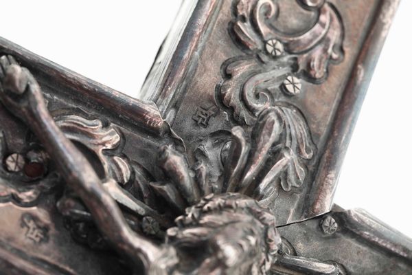 Importante croce processionale. Argento fuso, sbalzato e cesellato. Genova, marchio della Torretta per l'anno (1)779  - Asta Argenti antichi  - Associazione Nazionale - Case d'Asta italiane