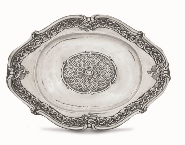 Vassoio. Argento fuso, sbalzato e cesellato. Marchi della citt di Torino. Assaggiatore Giovanni Damonde (?) e dellargentiere Santo con bandiera e iniziali MP (documentato ma non identificato). Torino XVIII secolo  - Asta Argenti antichi  - Associazione Nazionale - Case d'Asta italiane