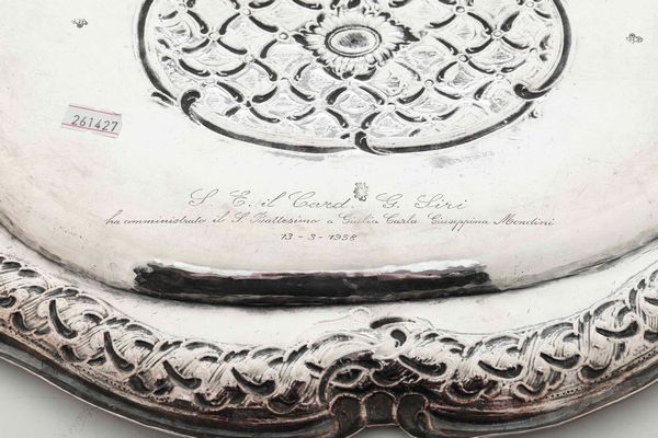 Vassoio. Argento fuso, sbalzato e cesellato. Marchi della citt di Torino. Assaggiatore Giovanni Damonde (?) e dellargentiere Santo con bandiera e iniziali MP (documentato ma non identificato). Torino XVIII secolo  - Asta Argenti antichi  - Associazione Nazionale - Case d'Asta italiane