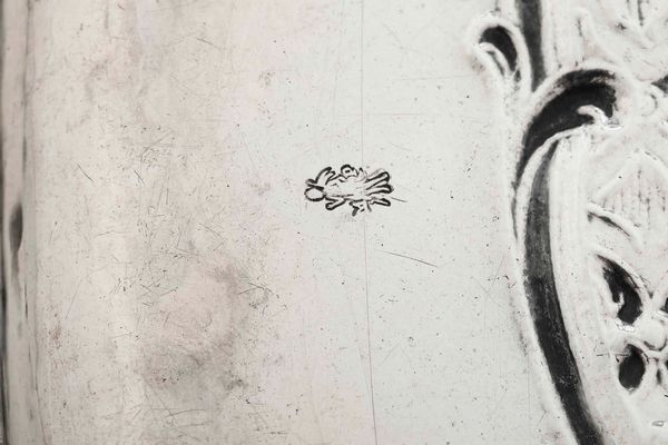 Vassoio. Argento fuso, sbalzato e cesellato. Marchi della citt di Torino. Assaggiatore Giovanni Damonde (?) e dellargentiere Santo con bandiera e iniziali MP (documentato ma non identificato). Torino XVIII secolo  - Asta Argenti antichi  - Associazione Nazionale - Case d'Asta italiane