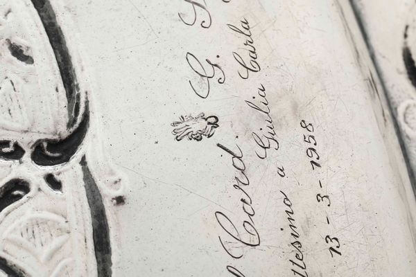 Vassoio. Argento fuso, sbalzato e cesellato. Marchi della citt di Torino. Assaggiatore Giovanni Damonde (?) e dellargentiere Santo con bandiera e iniziali MP (documentato ma non identificato). Torino XVIII secolo  - Asta Argenti antichi  - Associazione Nazionale - Case d'Asta italiane