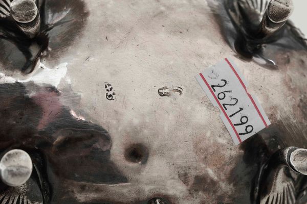 Zuccheriera. Argento fuso, sbalzato e cesellato. Torino, seconda met del XVIII secolo. Bollo dell'argentiere non identificato  - Asta Argenti antichi  - Associazione Nazionale - Case d'Asta italiane