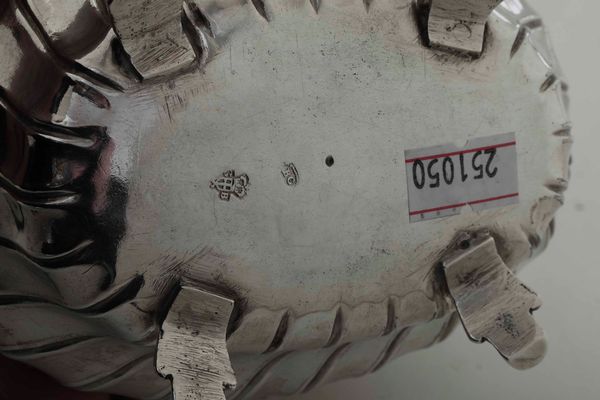 Zuccheriera. Argento fuso, sbalzato e cesellato. Torino terzo quarto del XVIII secolo. Assaggiatore e contrassaggiatore Giovan Battista Carron  - Asta Argenti antichi  - Associazione Nazionale - Case d'Asta italiane