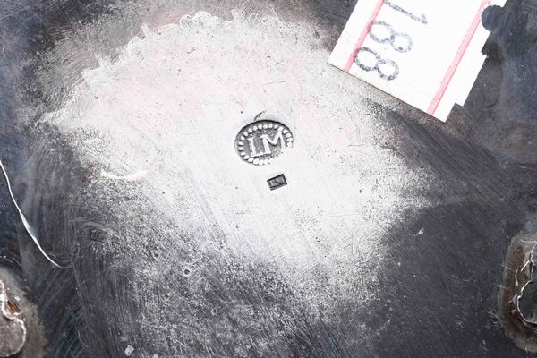 Oliera. Argento fuso, sbalzato e cesellato. Argenteria neoclassica italiana (Piemonte?) del XIX secolo. Marchio dell'argentiere LM entro ovale perlinato (non identificato)  - Asta Argenti antichi  - Associazione Nazionale - Case d'Asta italiane