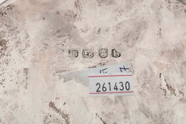 Salver. Argento fuso, sbalzato e cesellato. Marchi della citt di Londra per lanno 1777 e dellargentiere (non identificato)  - Asta Argenti antichi  - Associazione Nazionale - Case d'Asta italiane