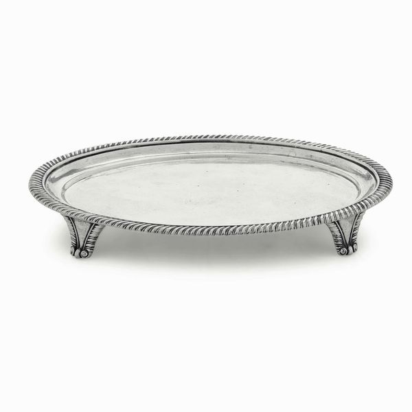 Salver. Argento fuso, sbalzato e cesellato. Marchi della citt di Londra per lanno 1777 e dellargentiere (non identificato)  - Asta Argenti antichi  - Associazione Nazionale - Case d'Asta italiane