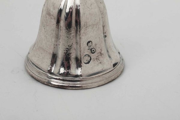 Campanello. Argento fuso, tornito e cesellato. Venezia XVIII secolo. Bollo dell'argentiere non identificato  - Asta Argenti antichi  - Associazione Nazionale - Case d'Asta italiane