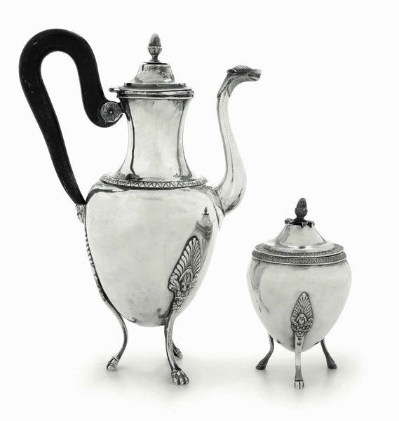 Caffettiera e zuccheriera. Argento fuso, sbalzato e cesellato. Argenteria neoclassica del XIX secolo (Veneto?). Argentiere F.C.  - Asta Argenti antichi  - Associazione Nazionale - Case d'Asta italiane