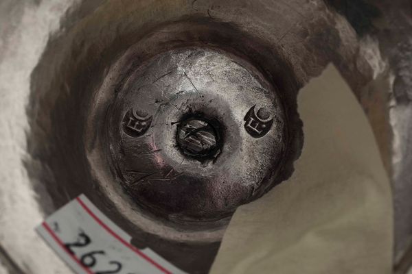 Caffettiera e zuccheriera. Argento fuso, sbalzato e cesellato. Argenteria neoclassica del XIX secolo (Veneto?). Argentiere F.C.  - Asta Argenti antichi  - Associazione Nazionale - Case d'Asta italiane