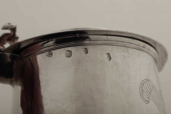 Tankard in argento  fuso, sbalzato e cesellato. Londra 1672, marchio dell'argentiere IG con stella (non identificato)  - Asta Argenti antichi  - Associazione Nazionale - Case d'Asta italiane
