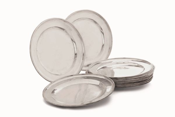 Quattrodici piatti. Argento fuso e sbalzato. Roma 1815-1872. Maestro argentiere Pietro Ossani (1837-1870) e Maestro argentiere Pietro Belli (1824-1828)  - Asta Argenti antichi  - Associazione Nazionale - Case d'Asta italiane