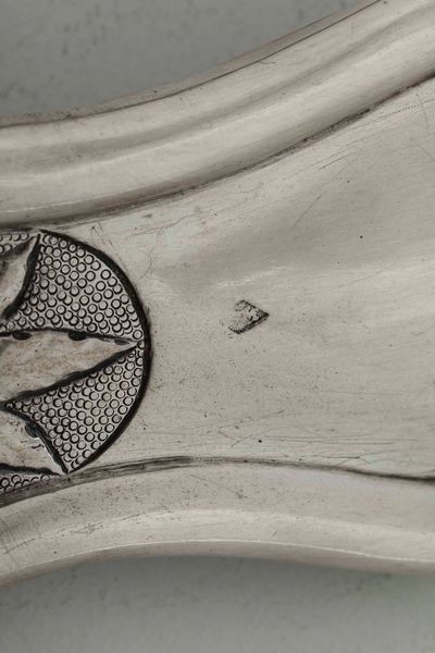 Palmatoria. Argento fuso, sbalzato e cesellato. Stato Pontificio (?) XIX secolo. Marchio dellargentiere consunto di difficile lettura  - Asta Argenti antichi  - Associazione Nazionale - Case d'Asta italiane