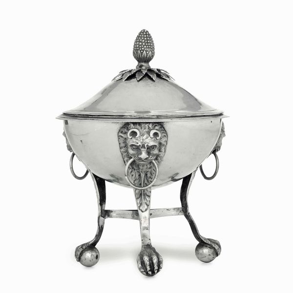 Zuccheriera. Argento fuso, sbalzato e cesellato. Argenteria italiana del XIX secolo. Marchio camerale e dellargentiere non identificati  - Asta Argenti antichi  - Associazione Nazionale - Case d'Asta italiane