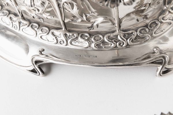 Centrotavola. Argento fuso, sbalzato, traforato e cesellato. Manifattura tedesca Wilkens & Sne, modello 133168 depositato nel 1899. Marchio 800 Marty Torino 1905  - Asta Argenti antichi  - Associazione Nazionale - Case d'Asta italiane