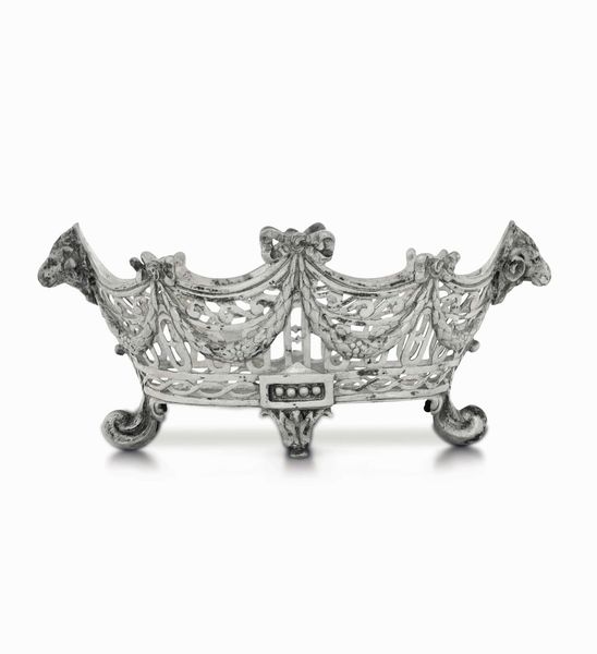 Cestino. Argento fuso, traforato e cesellato. Europa centrale primo quarto del XX secolo. Marchio di importazione austro ungarico in uso dal 1891 al 1921  - Asta Argenti antichi  - Associazione Nazionale - Case d'Asta italiane