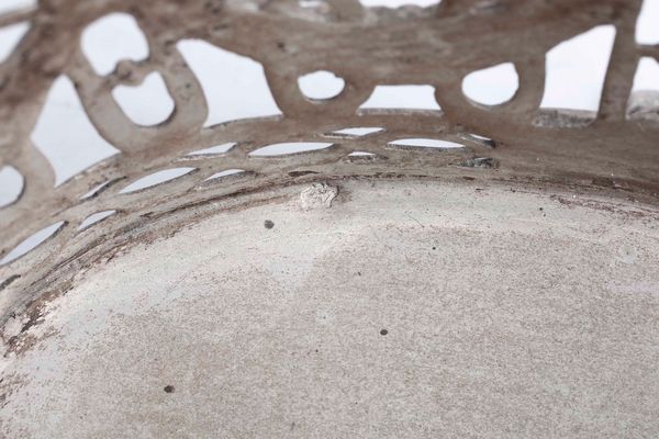 Cestino. Argento fuso, traforato e cesellato. Europa centrale primo quarto del XX secolo. Marchio di importazione austro ungarico in uso dal 1891 al 1921  - Asta Argenti antichi  - Associazione Nazionale - Case d'Asta italiane