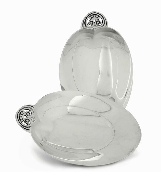 Due vassoi. Argento sterling fuso, sagomato e traforato. Tiffany & Co. USA XX secolo  - Asta Argenti antichi  - Associazione Nazionale - Case d'Asta italiane