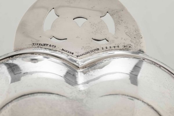 Due vassoi. Argento sterling fuso, sagomato e traforato. Tiffany & Co. USA XX secolo  - Asta Argenti antichi  - Associazione Nazionale - Case d'Asta italiane