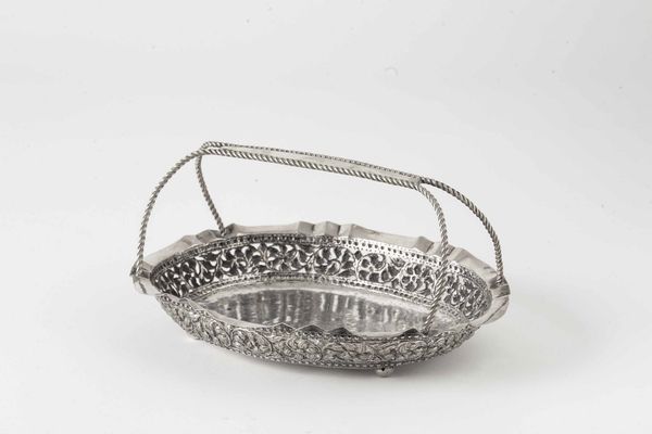 Cestino. Argento fuso, sbalzato e traforato. Cina XX secolo  - Asta Argenti antichi  - Associazione Nazionale - Case d'Asta italiane