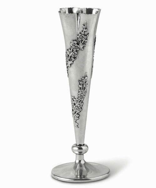 Portafiori. Argento fuso, sbalzato e cesellato. Cina inizio XX secolo  - Asta Argenti antichi  - Associazione Nazionale - Case d'Asta italiane