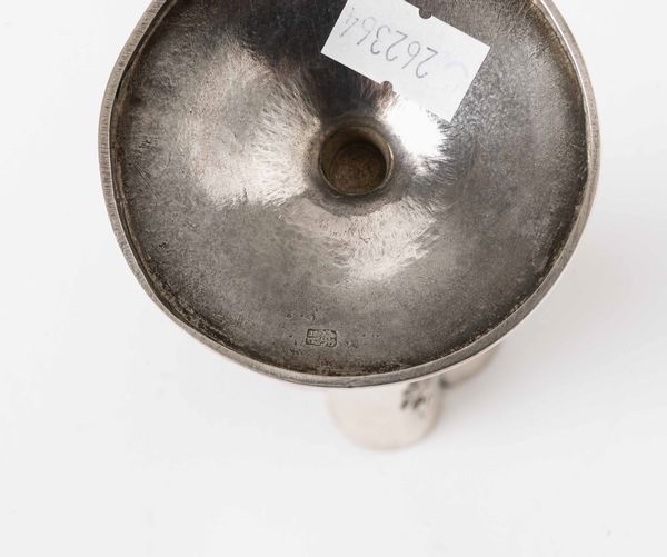 Portafiori. Argento fuso, sbalzato e cesellato. Cina inizio XX secolo  - Asta Argenti antichi  - Associazione Nazionale - Case d'Asta italiane