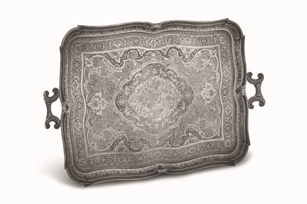 Grande vassoio. Argento fuso, sbalzato, cesellato e niellato. Persia met XX secolo. Argentiere Mahmud Rabi'i di Isfahan. epoca Pahlavi 1965 circa  - Asta Argenti antichi  - Associazione Nazionale - Case d'Asta italiane