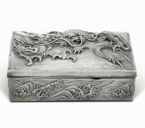 Scatola. Argento fuso, sbalzato e cesellato. Giappone Yokohama XX secolo  - Asta Argenti antichi  - Associazione Nazionale - Case d'Asta italiane
