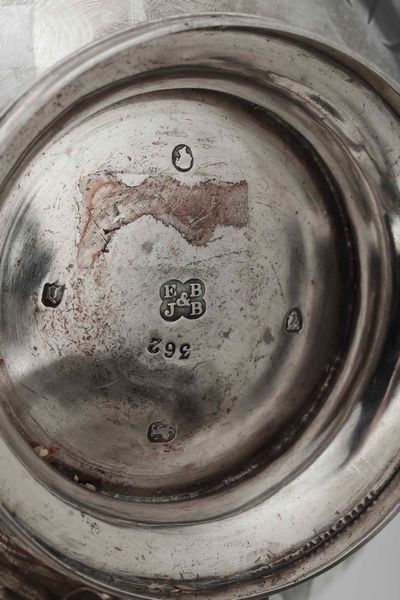 Kettle. Argento sterling fuso, sbalzato e inciso. Londra 1859, argentiere Edward John Barnard  - Asta Argenti antichi  - Associazione Nazionale - Case d'Asta italiane