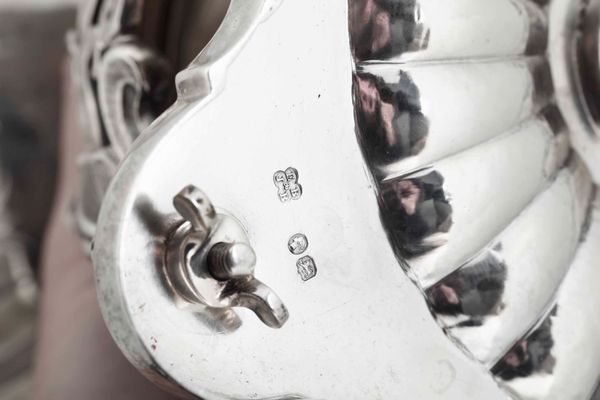Kettle. Argento sterling fuso, sbalzato e inciso. Londra 1859, argentiere Edward John Barnard  - Asta Argenti antichi  - Associazione Nazionale - Case d'Asta italiane