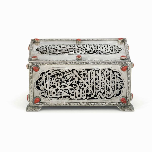 Cofanetto. Argento fuso, traforato e cesellato. Inserti a goccia in corallo. Manifattura del vicino oriente XIX-XX secolo  - Asta Argenti antichi  - Associazione Nazionale - Case d'Asta italiane