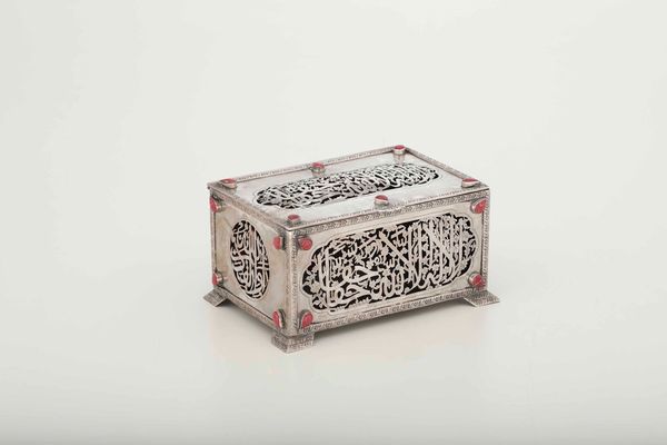 Cofanetto. Argento fuso, traforato e cesellato. Inserti a goccia in corallo. Manifattura del vicino oriente XIX-XX secolo  - Asta Argenti antichi  - Associazione Nazionale - Case d'Asta italiane