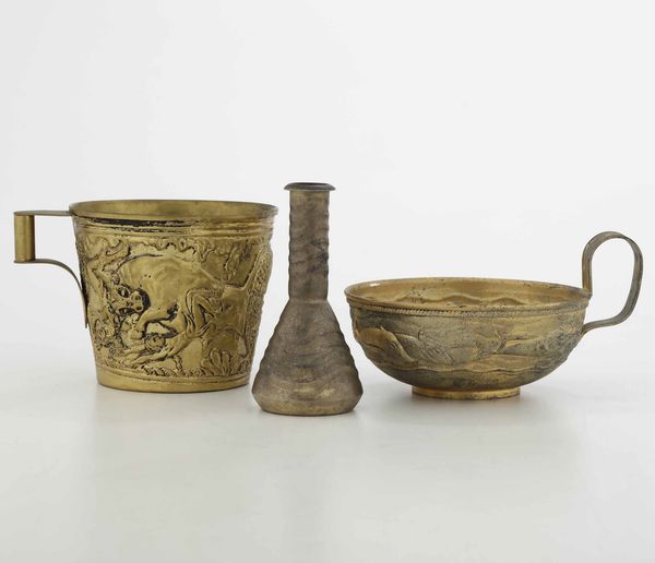 Due coppe e ampolla stile archeologico. Argento fuso, sbalzato, cesellato e dorato. Argenteria artistica greca del XX secolo. Orafo Lalaunis, Atene  - Asta Argenti antichi  - Associazione Nazionale - Case d'Asta italiane