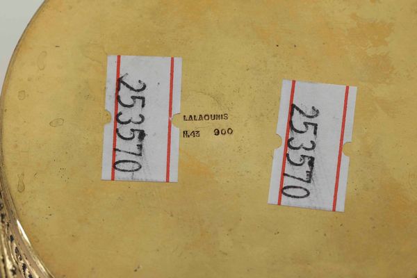 Due coppe e ampolla stile archeologico. Argento fuso, sbalzato, cesellato e dorato. Argenteria artistica greca del XX secolo. Orafo Lalaunis, Atene  - Asta Argenti antichi  - Associazione Nazionale - Case d'Asta italiane