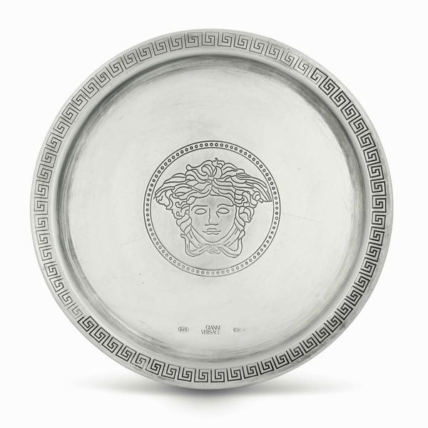 Piatto. Argento 925 fuso, sagomato e inciso. Argenteria artistica fiorentina del XX-XXI secolo per Maison Gianni Versace  - Asta Argenti antichi  - Associazione Nazionale - Case d'Asta italiane