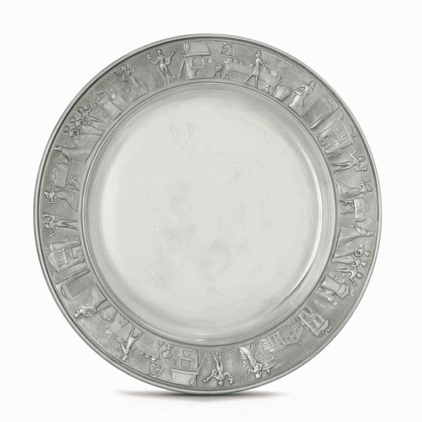 Piatto celebrativo. Argento fuso e sagomato. Argenteria Artistica Italiana del XX secolo  - Asta Argenti antichi  - Associazione Nazionale - Case d'Asta italiane